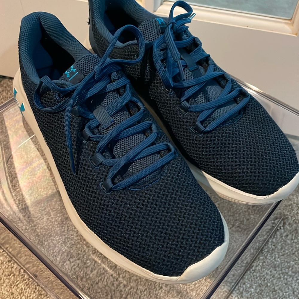 Men’s size 10.5 Under Armour teal running shoes *In great shape!